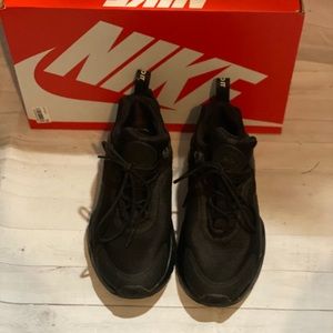 Nike women’s size 6 huarache city move